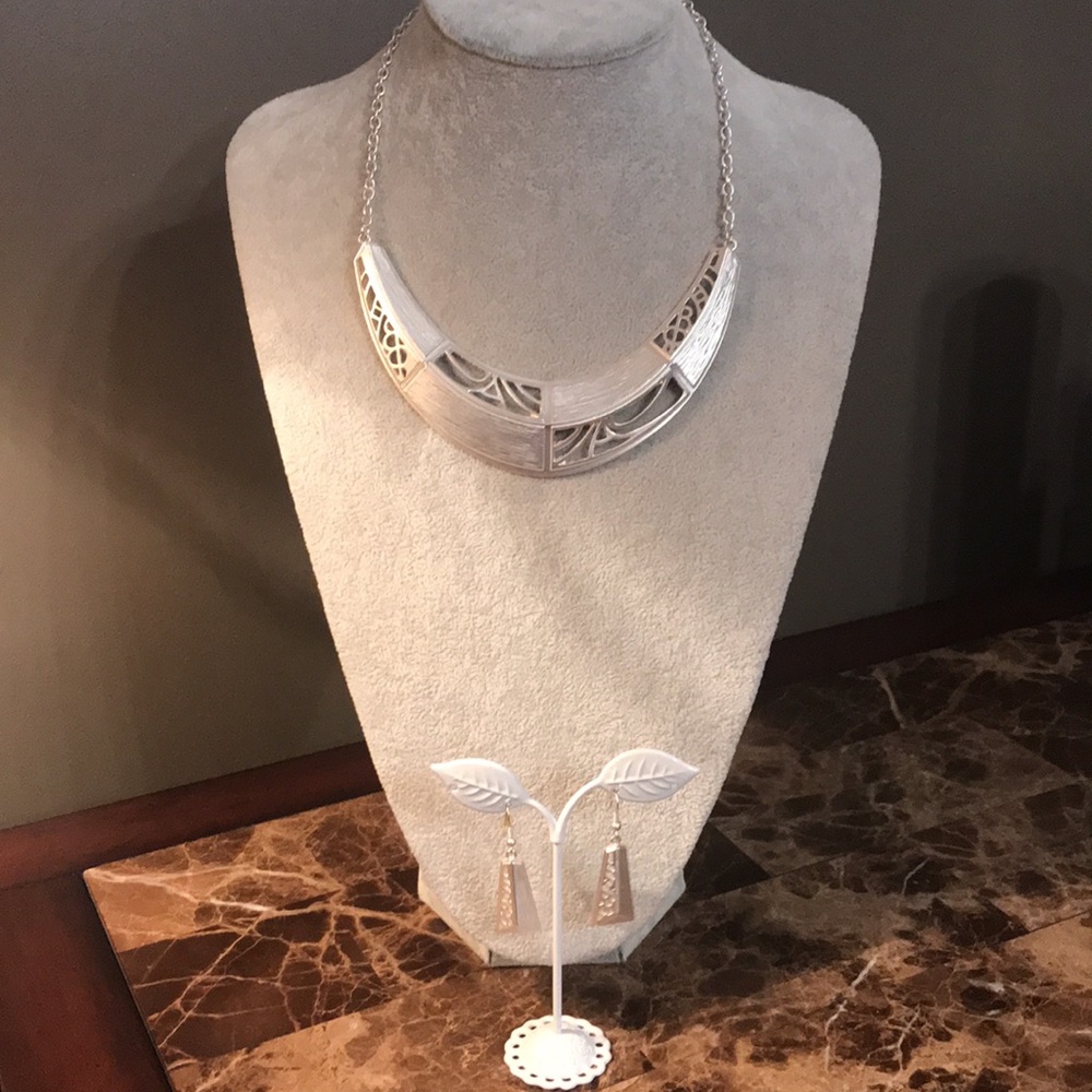 🆕 Beautiful adjustable Silver plated necklace with matching earrings.